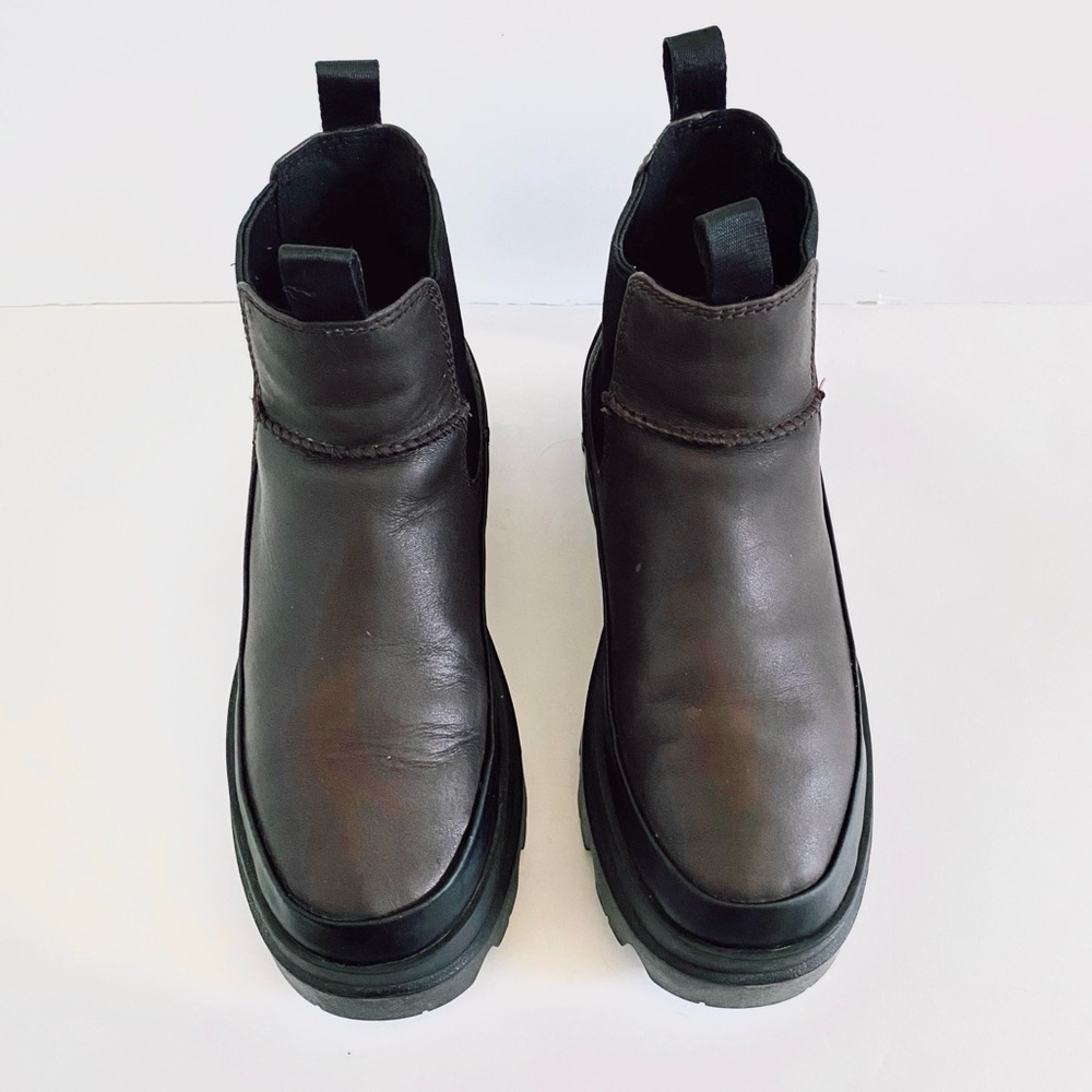 UGG Brisbane Chelsea Boots in Burnt Cedar